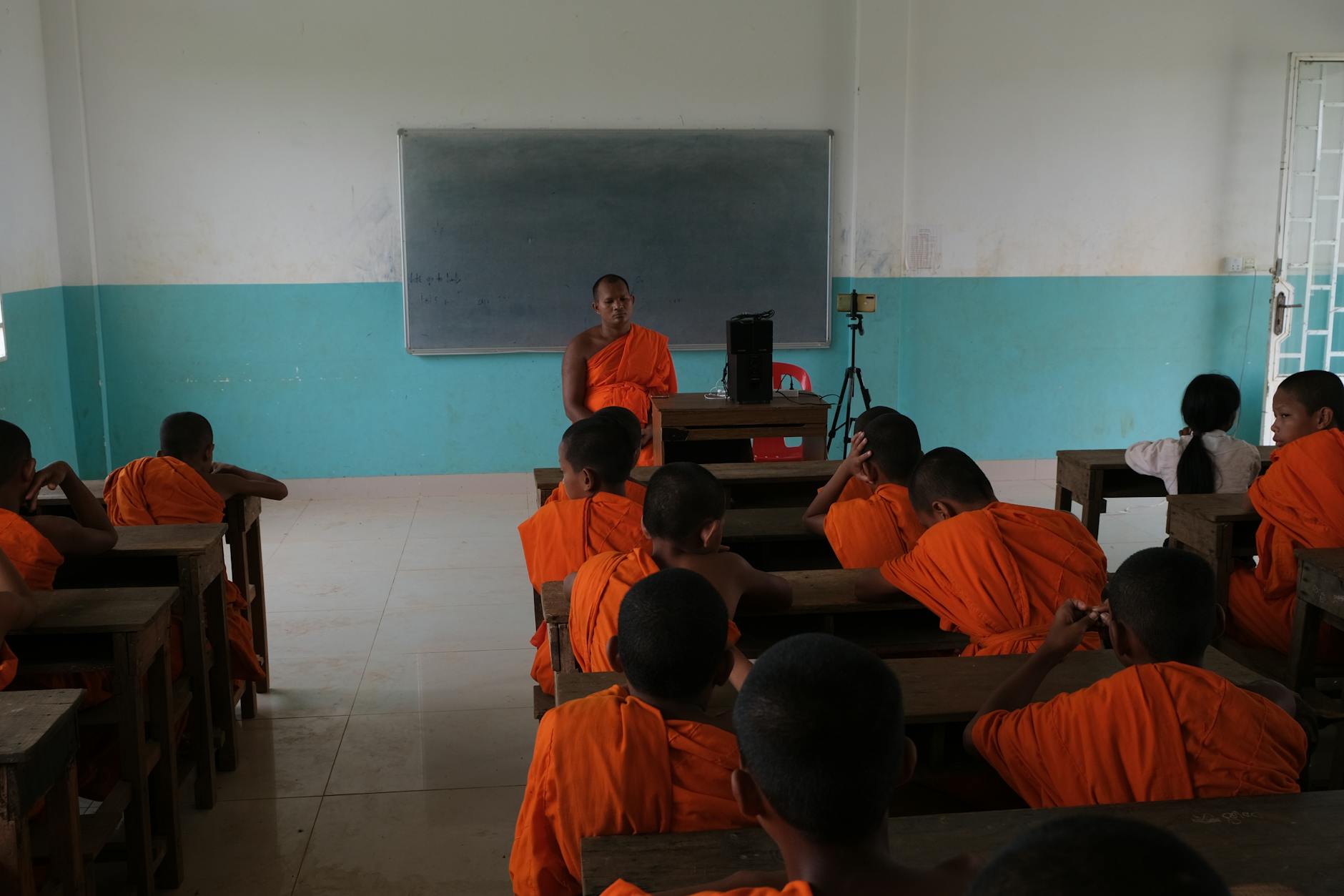 Młodzi mnisi buddyjscy uczą się razem w kambodżańskiej klasie