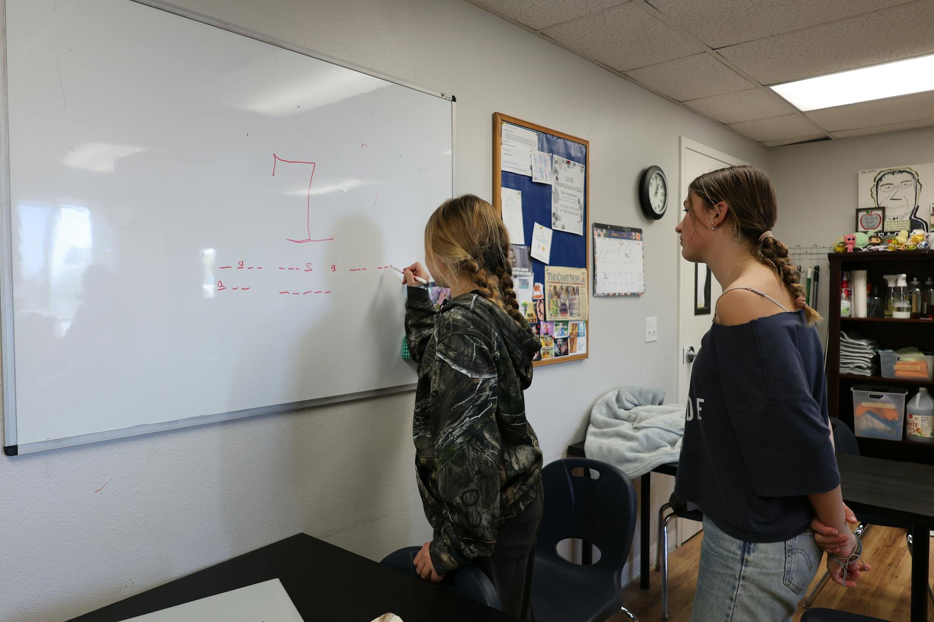 Fińska nauczycielka rozmawia z uczniem w spokojnej klasie