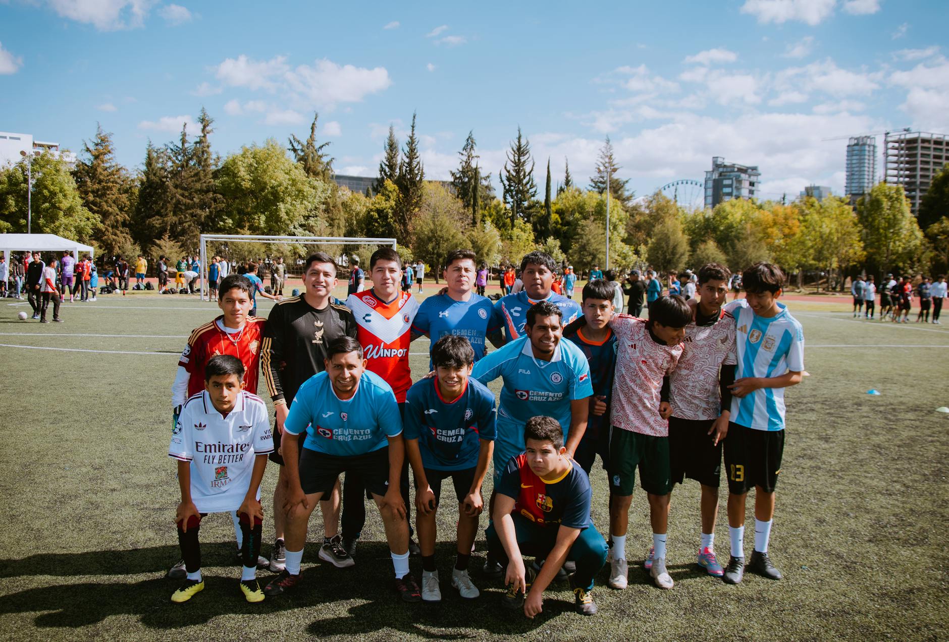 Szkoła sportowa a zdrowie psychiczne: stres, presja, relacje w drużynie Młodzieżowa drużyna piłkarska pozuje na boisku w słoneczny dzień