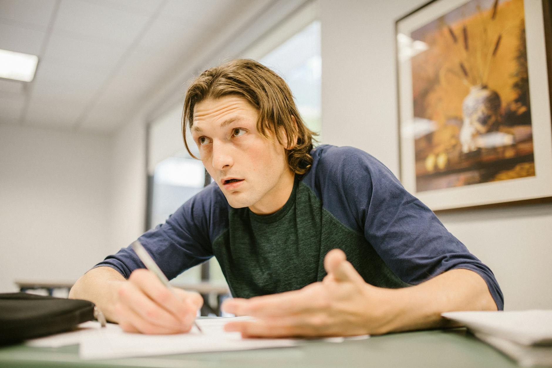 Studentka skupiona nad testem w sali lekcyjnej