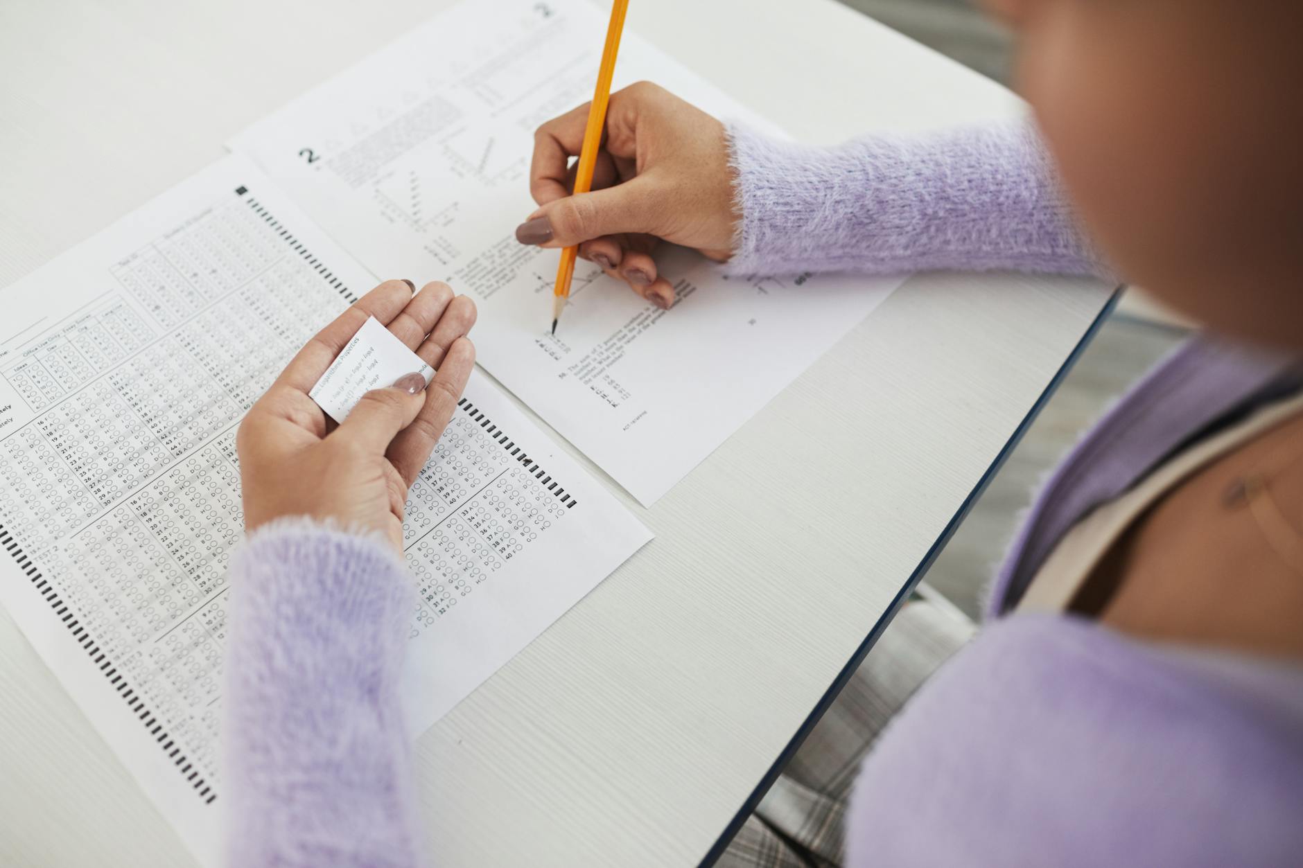 Uczeń korzystający ze ściągi podczas pisemnego egzaminu