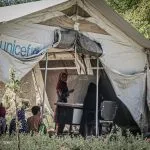 Dzieci na lekcji w namiocie UNICEF w afgańskim obozie dla uchodźców