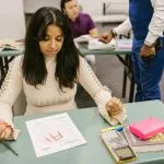 Zamiast ocen opisowych: dlaczego jedne szkoły wracają do stopni, a inne nie Studentka otrzymuje ocenę niedostateczną F podczas egzaminu w klasie