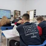 Uczniowie na lekcji w klasie międzynarodowej szkoły średniej