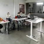 Jak uczyć się skutecznie: metody, które działają w każdej klasie Uczniowie słuchają nauczyciela w nowoczesnej klasie szkolnej