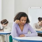 Uczniowie w Indiach piszą skupieni egzamin w szkolnej klasie