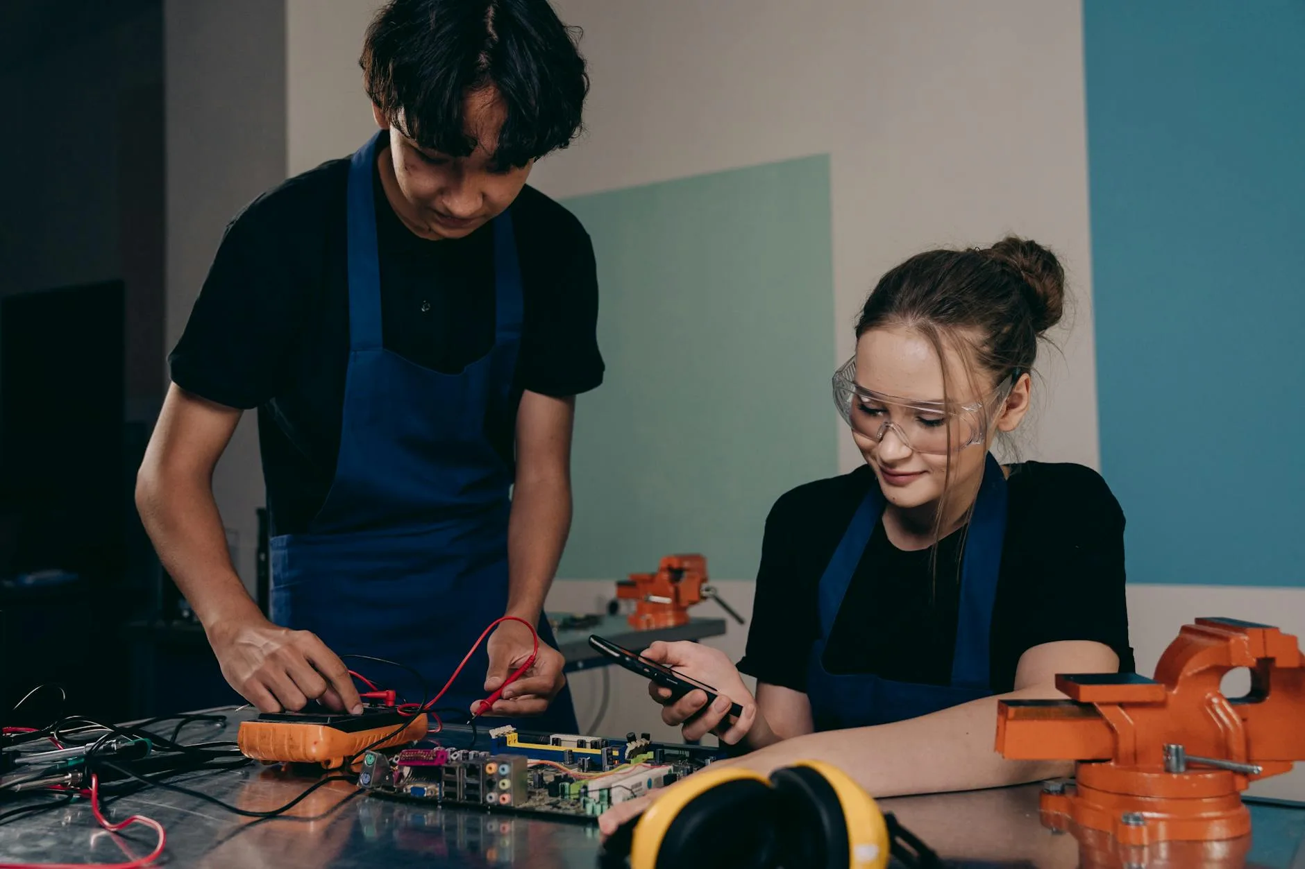 Uczniowie szkoły branżowej projektują układ elektroniczny w pracowni
